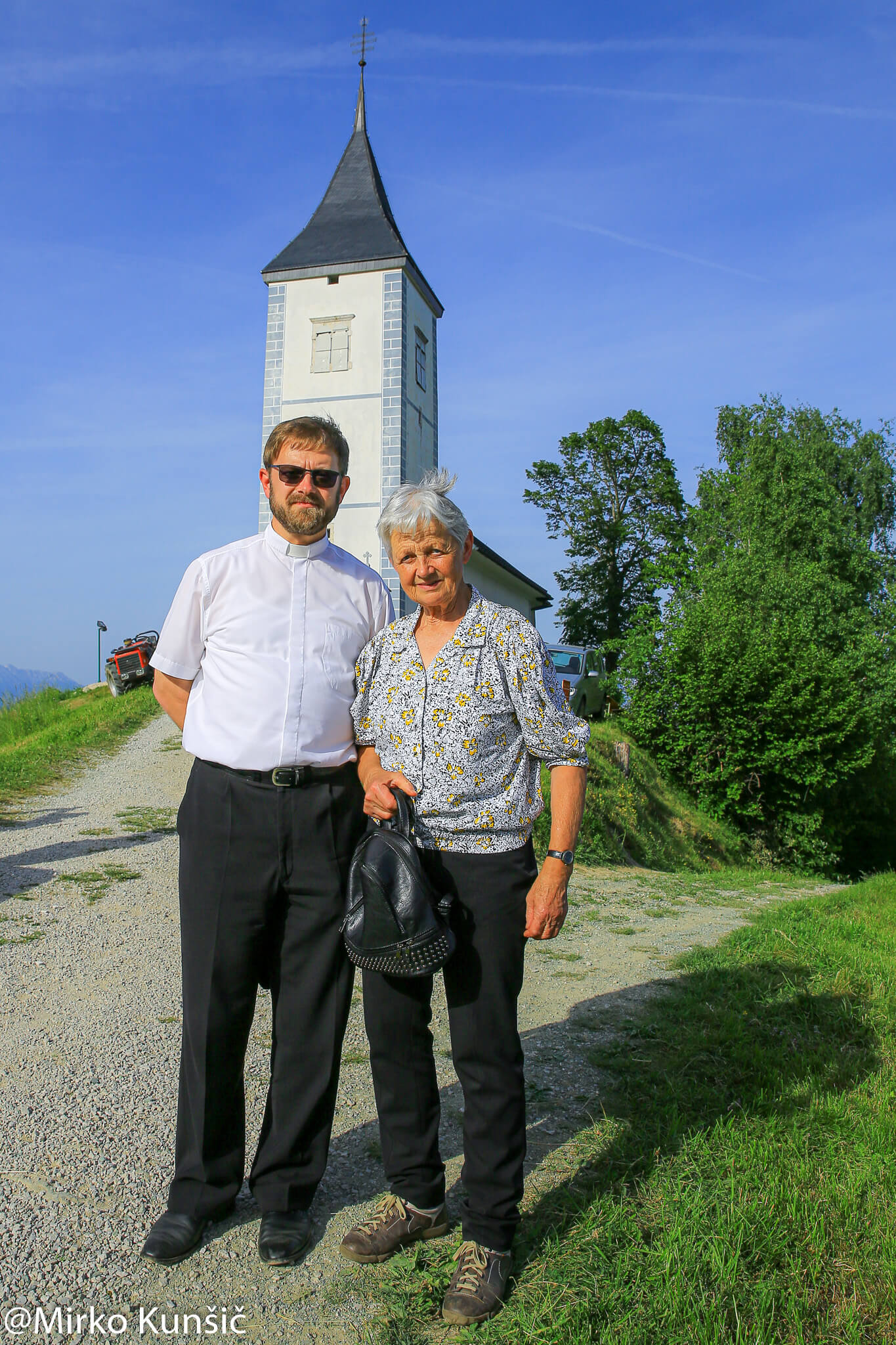 Župnik Igor z mamo